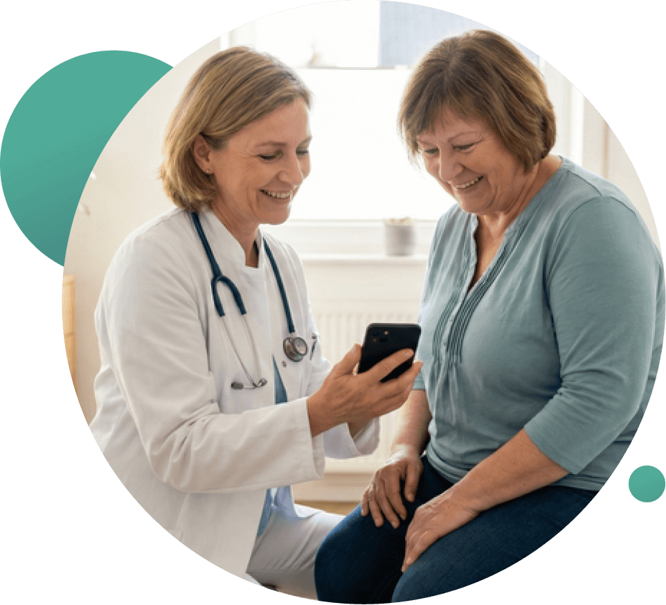 Ärztin und Patientin schauen gemeinsam auf ein Smartphone